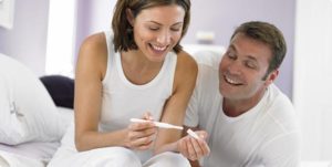 para cieszy się z wyniku testu ciążowego - będą prowadzić kalendarz ciążowy